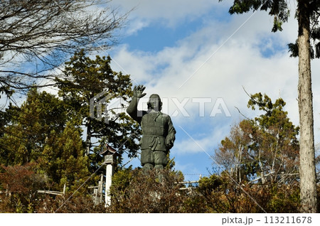 晩秋にもかかわらず参拝者の多い三峯神社 113211678