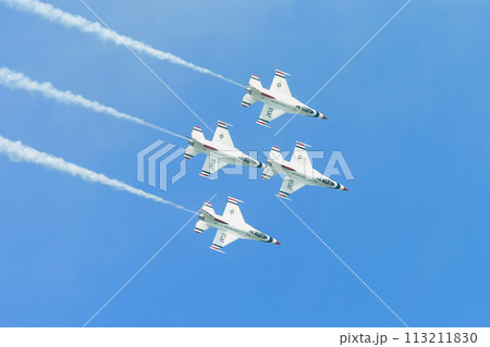 アメリカ空軍アクロバットチーム「サンダーバーズ」ダイヤモンドロール 113211830