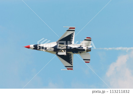 頭上を飛ぶアメリカ空軍アクロバットチーム「サンダーバーズ」 113211832