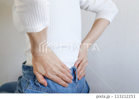 腰痛　腰を押さえる女性 113212251