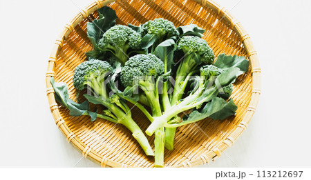 ざるに盛ったスティックブロッコリー 113212697