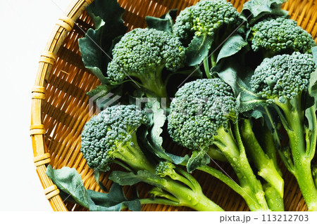 ざるに盛ったスティックブロッコリー 113212703