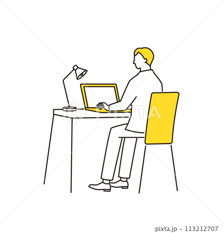 ノートパソコンで学習する男性 113212707