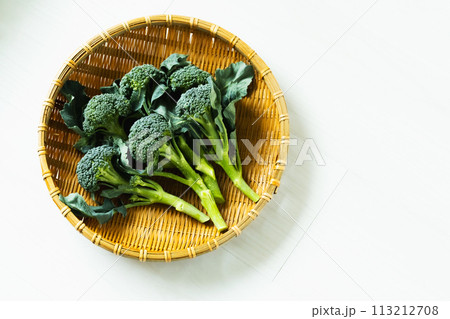ざるに盛ったスティックブロッコリー 113212708
