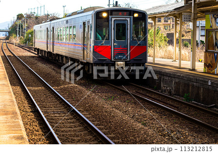 地方のJR駅_ホームと線路と列車 地方のJR駅_ホームと線路と列車 113212815