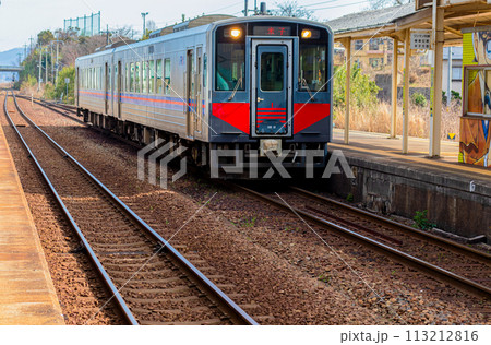 地方のJR駅_ホームと線路と列車 地方のJR駅_ホームと線路と列車 113212816