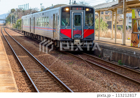 地方のJR駅＿ホームと線路と列車 113212817