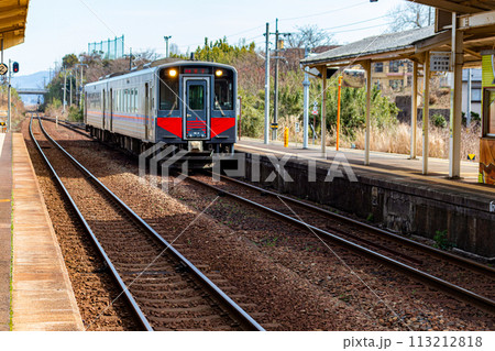 地方のJR駅_ホームと線路と列車 地方のJR駅_ホームと線路と列車 113212818