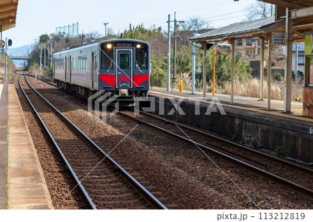 地方のJR駅＿ホームと線路と列車 113212819