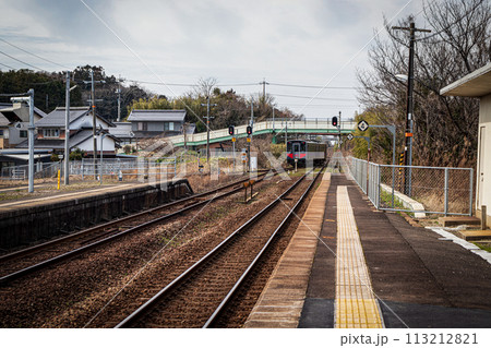 地方のJR駅＿ホームと線路 113212821
