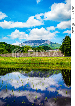 新緑の田園風景_茅葺小屋と水田に映る逆さ大山 新緑の田園風景_茅葺小屋と水田に映る逆さ大山 113212846