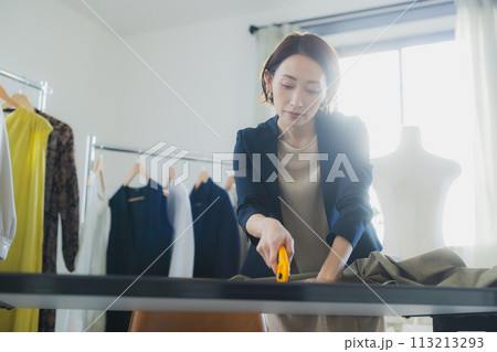 アパレル業界で働く女性 113213293