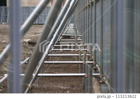 仮囲い(万能鋼板)裏側の単管支柱 仮囲い(万能鋼板)裏側の単管支柱 113213622