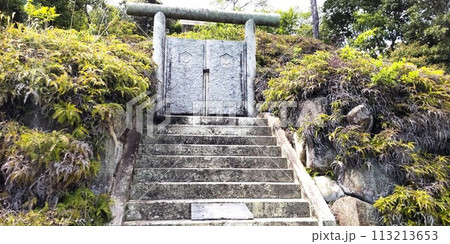 たつの市の野見宿禰神社の石段と神秘的な石の扉 113213653