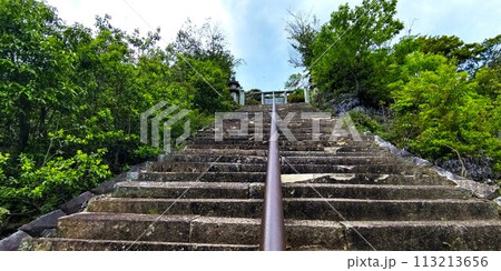 たつの市の野見宿禰神社の石段から石の扉を見上げる たつの市の野見宿禰神社の石段から石の扉を見上げる 113213656