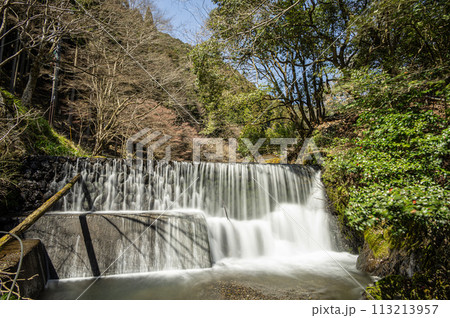 堰から流れ落ちる水　京都貴船川 113213957