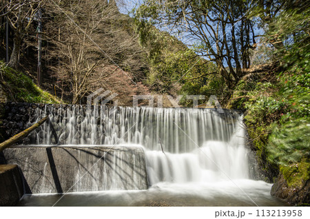 堰から流れ落ちる水　京都貴船川 113213958