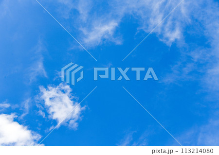 青空と白い雲　コピースペース 113214080