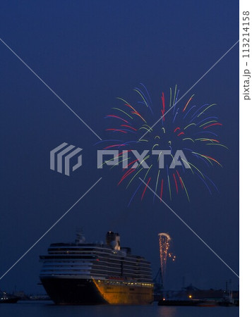 静岡県 清水港を出港するウェステルダムと出港時の花火 3月 静岡県 清水港を出港するウェステルダムと出港時の花火 3月 113214158