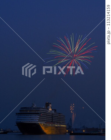 静岡県 清水港を出港するウェステルダムと出港時の花火 3月 静岡県 清水港を出港するウェステルダムと出港時の花火 3月 113214159