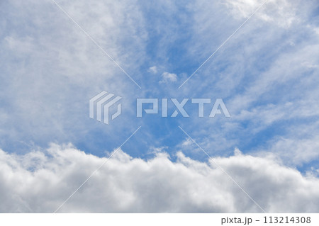 青空と白い雲　コピースペース 113214308