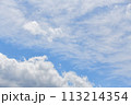 青空に浮かぶ白い雲 113214354