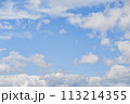 青空に浮かぶ白い雲 113214355
