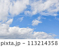 青空に浮かぶ白い雲 113214358
