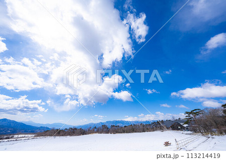 【青空素材】冬の清里高原の青空と雲【山梨県】 113214419