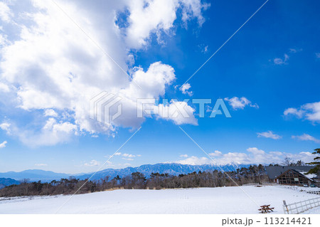 【青空素材】冬の清里高原の青空と雲【山梨県】 113214421