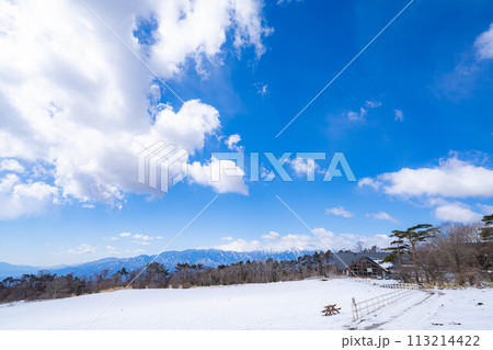 【青空素材】冬の清里高原の青空と雲【山梨県】 113214422