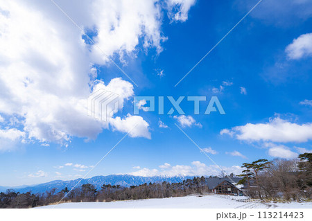 【青空素材】冬の清里高原の青空と雲【山梨県】 113214423