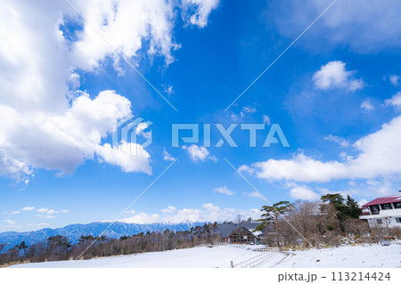 【青空素材】冬の清里高原の青空と雲【山梨県】 113214424