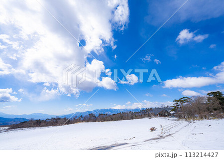 【青空素材】冬の清里高原の青空と雲【山梨県】 113214427