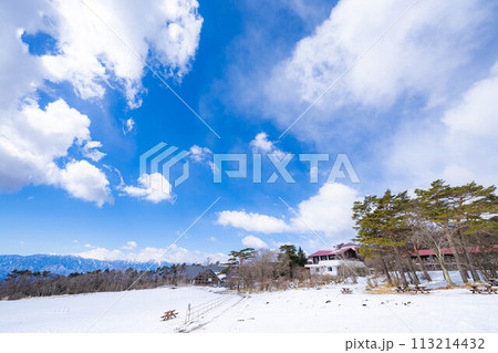 【青空素材】冬の清里高原の青空と雲【山梨県】 113214432