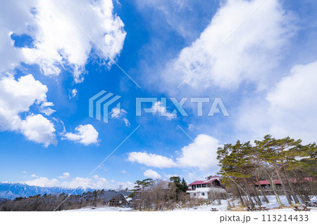 【青空素材】冬の清里高原の青空と雲【山梨県】 113214433