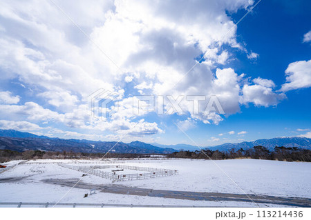 【青空素材】冬の清里高原の青空と雲【山梨県】 113214436