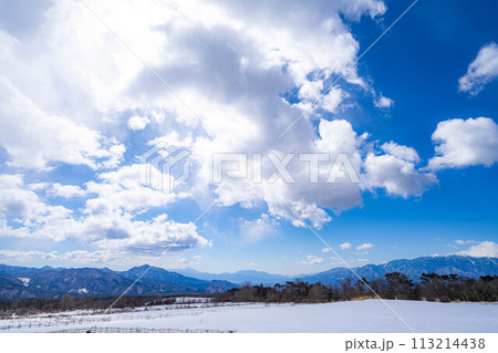 【青空素材】冬の清里高原の青空と雲【山梨県】 113214438