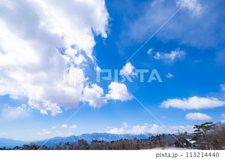 【青空素材】冬の清里高原の青空と雲【山梨県】 113214440