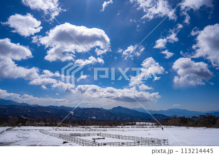 【青空素材】冬の清里高原の青空と雲【山梨県】 113214445
