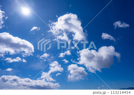 【青空素材】冬の清里高原の青空と雲【山梨県】 113214454