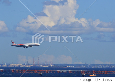 羽田空港に着陸する政府専用機 113214505