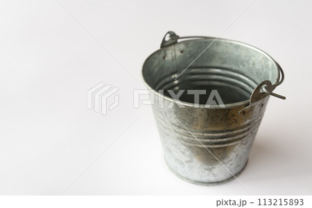 トタン製のバケツ　トタンバケツ 113215893