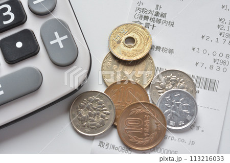 レシート、硬貨および電卓 113216033