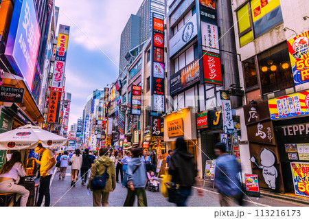 日本の東京都市景観 インバウンド…まるで外国…外国人観光客ばかりで大賑わいの歌舞伎町＝3月31日 113216173
