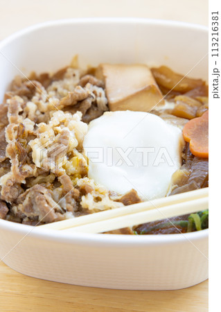 おいしいすき焼き丼弁当 113216381