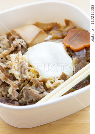 おいしいすき焼き丼弁当 おいしいすき焼き丼弁当 113216382
