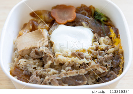 おいしいすき焼き丼弁当 おいしいすき焼き丼弁当 113216384