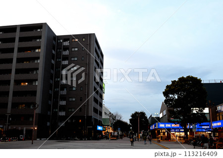 夕暮れの相鉄瀬谷駅北口の風景 113216409