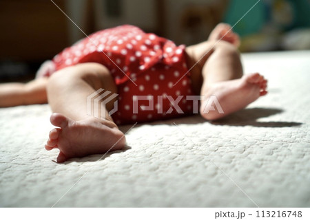 泣いている赤ちゃんの足 泣いている赤ちゃんの足 113216748